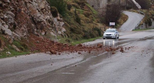 Κακοκαιρία: Αποκαταστάθηκε η κυκλοφορία στην παλαιά εθνική οδό Πατρών-Κορίνθου