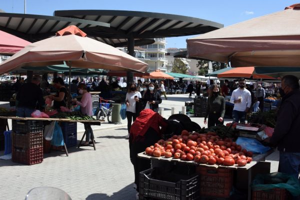 Αυξήσεις στους πάγκους των λαϊκών αγορών φέρνει το πλαστικό χρήμα