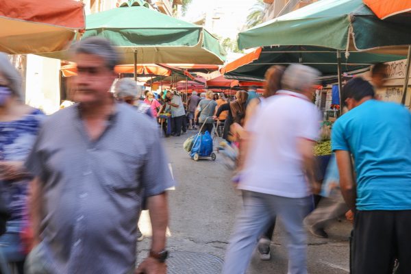 ΙΝΕ/ΓΣΕΕ: Διολισθαίνει το βιοτικό επίπεδο των Ελλήνων – Ο πληθωρισμός συρρίκνωσε τις δαπάνες