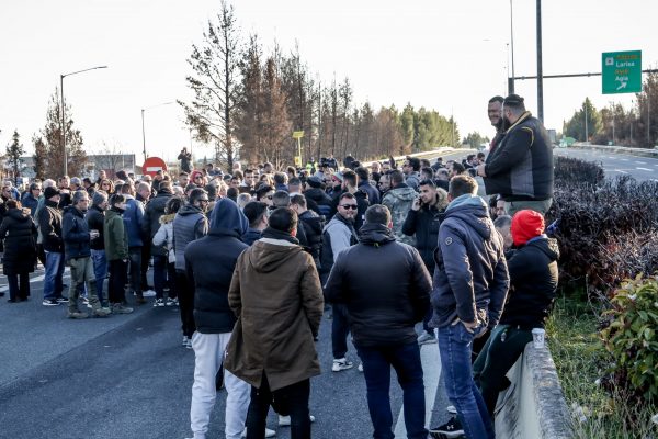 Αγρότες απέκλεισαν την εθνική οδό στο ύψος του Πλατυκάμπου – Έσπασαν το μπλόκο της αστυνομίας στην Αταλάντη