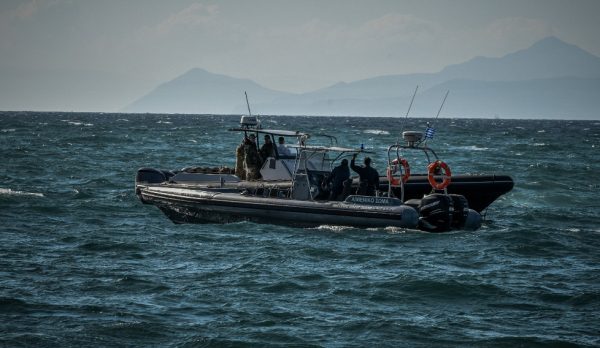 Λέσβος: Βάρκα στην οποία επέβαιναν μετανάστες προσέκρουσε σε βράχια – Δύο νεκροί, ένας αγνοούμενος