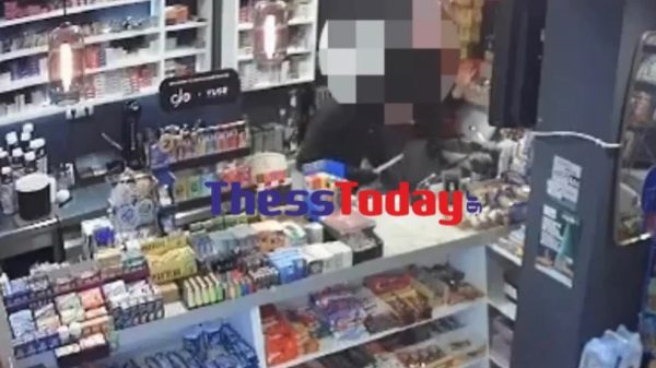 Τρομακτικό βίντεο –  Καρέ καρέ η ληστεία με μαχαίρι σε μίνι μάρκετ στη Θεσσαλονίκη