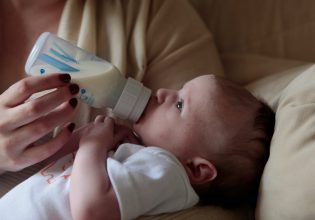 Ο ΣΥΡΙΖΑ επιμένει για την τιμή του βρεφικού γάλακτος – «Να μπει φρένο στην αισχροκέρδεια»