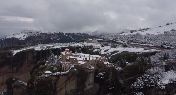 Μετέωρα: Η μοναστική πολιτεία ντύθηκε στα λευκά και οι εικόνες είναι εντυπωσιακές