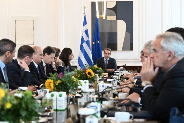 Ράγισε το γυαλί στη Νέα Δημοκρατία – Τραυματισμένη η εικόνα Μητσοτάκη