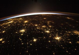 Πρωτοχρονιά 2024: Εντυπωσιακές εικόνες της NASA από το το διάστημα – Έλαμψε η Γη