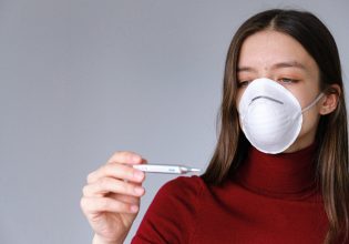 Θερίζει το «κοκτέιλ» γρίπης και κοροναϊού – Ξεπουλάνε self test και μάσκες
