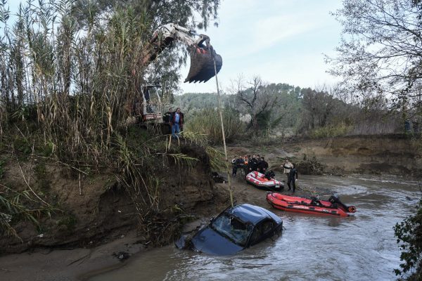 Ηλεία: Ερευνες για τον οδηγό που παρασύρθηκε από χείμαρρο – Πού βρέθηκε η σορός της συντρόφου του