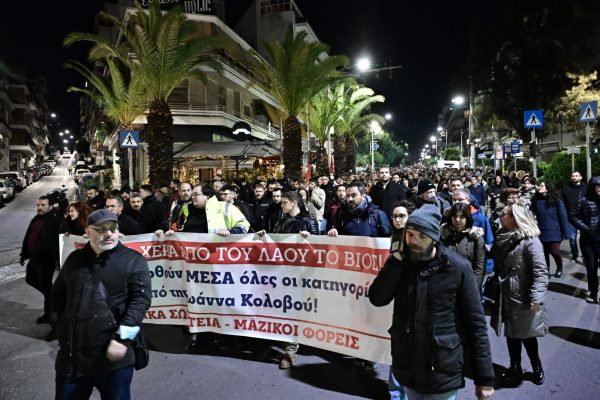 Ζωγράφου: Μαζική πορεία διαμαρτυρίας για την έξωση της Ιωάννας Κολοβού