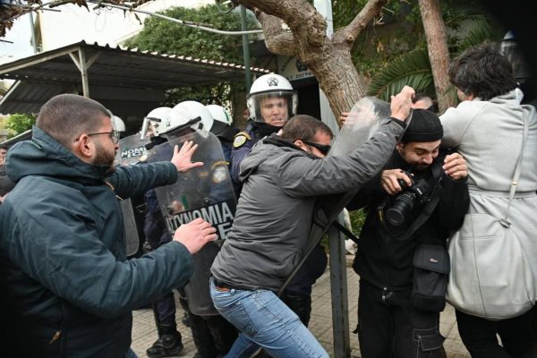 ΕΦΕ: Βία και η καταστολή πάνε μαζί με τους πλειστηριασμούς