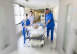 ΠΟΕΔΗΝ: Καταγγελίες ότι νοσοκομεία αναθέτουν σε ιδιωτικά ασθενοφόρα τις δευτερογενείς διακομιδές