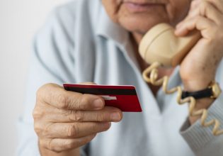 Τηλεφωνικές απάτες: Έντεκα σημάδια ότι προσπαθούν να σας εξαπατήσουν