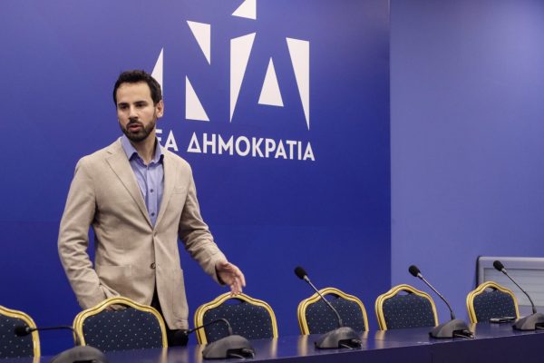 Κριτική Ρωμανού στις «αλλεπάλληλες στροφές» του Κασσελάκη