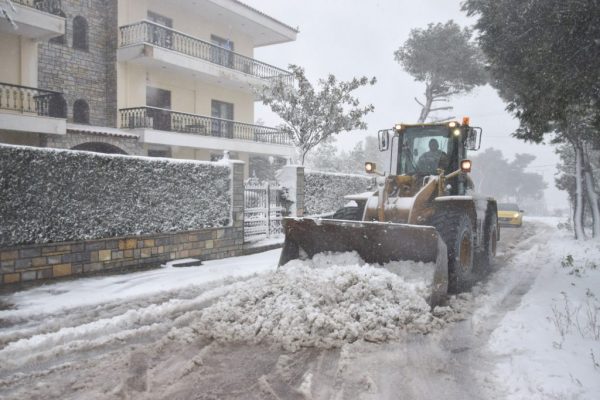 Καιρός: Συναγερμός για έντονα φαινόμενα τις επόμενες ώρες – Ποιες περιοχές θα «ντυθούν στα λευκά»