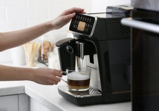 Ο πιο εύκολος τρόπος να καθαρίσεις τη μηχανή του espresso