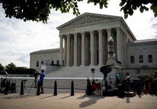 ΗΠΑ: Το Ανώτατο Δικαστήριο δέχτηκε να εξετάσει εάν ο Τραμπ μπορεί να είναι υποψήφιος για την προεδρία