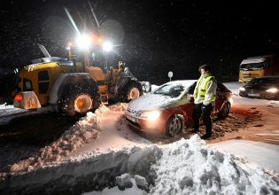 Χάος στη Σουηδία από το ακραίο ψύχος – Εγκλωβίστηκαν οδηγοί στα οχήματά τους
