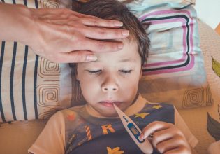 Μαζάνης: «Λάθος και επικίνδυνο να αφήνουν οι γονείς τα παιδιά με πυρετό δυο-τρεις ημέρες»