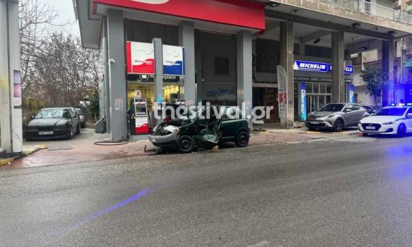 Θεσσαλονίκη: Σφοδρή σύγκρουση δύο οχημάτων – Το ένα προσέκρουσε στη συνέχεια σε έξι σταθμευμένα