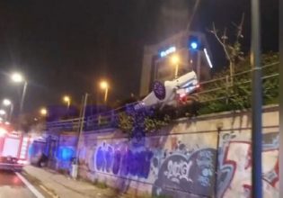 Τροχαίο στην Ηλιούπολη: Ανατράπηκε ΙΧ και «κρεμόταν» από τις προστατευτικές μπάρες στη Βουλιαγμένης