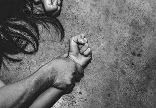 Εγκλημα στον Βόλο: «Βίαζε την κόρη μου και ο 4χρονος γιος μου ήταν στο δίπλα δωμάτιο» λέει ο πατέρας