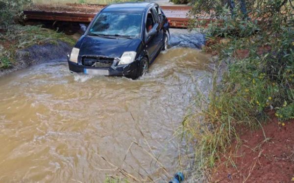 Ηλεία: Συναγερμός για όχημα που παρασύρθηκε από ορμητικό χείμαρρο – Αγνοούνται οι επιβαίνοντες