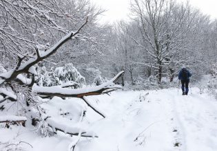Eπιδείνωση του καιρού  με χιόνια και σε χαμηλά υψόμετρα – Οι περιοχές της Αττικής που θα «ντυθούν στα λευκά»
