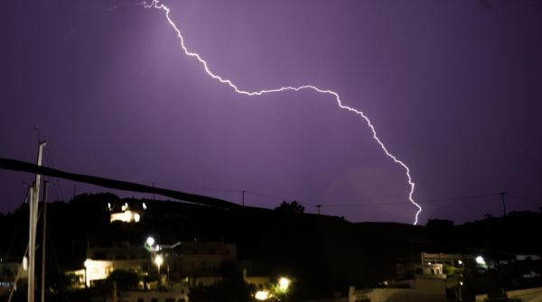 Άνοιξαν οι ουρανοί στην Αττική – Θυελλώδεις άνεμοι