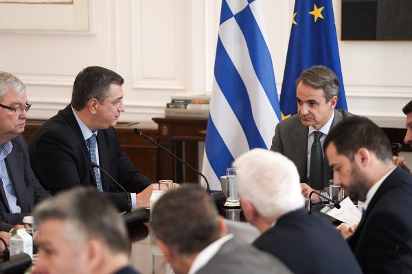 Ο Μητσοτάκης παρουσίασε στους περιφερειάρχες μηχανισμό παρακολούθησης έργων