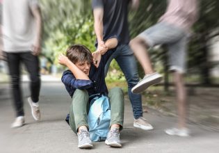 Ποιος ο ρόλος των εκπαιδευτικών στην καταπολέμηση της βίας μεταξύ ανηλίκων – Τι λένε επιστήμονες