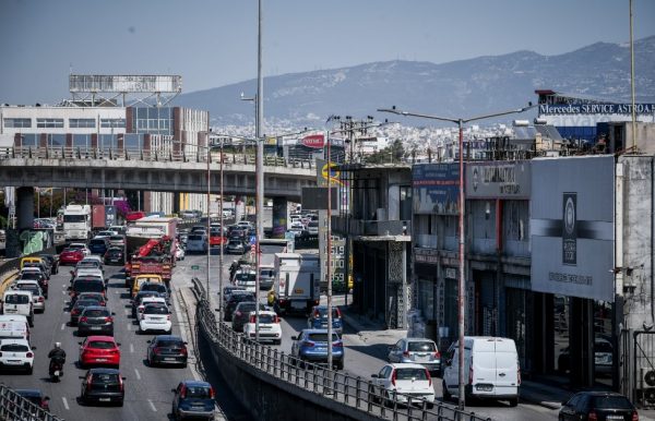 Κίνηση: Καθηλωμένα τα αυτοκίνητα στη Λ. Κηφισού λόγω τροχαίου