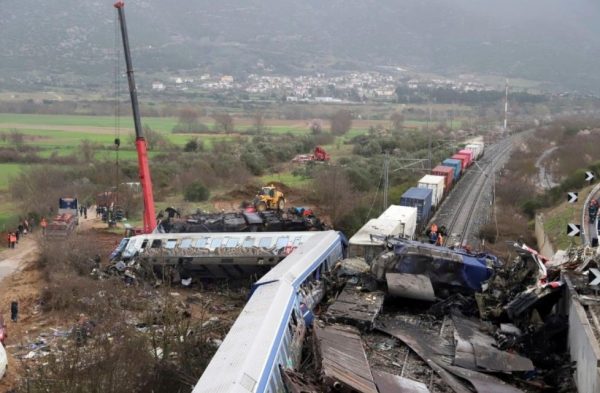 Τέμπη: Ένας χρόνος από την τραγωδία – Ετήσιο μνημόσυνο για τα θύματα του δυστυχήματος