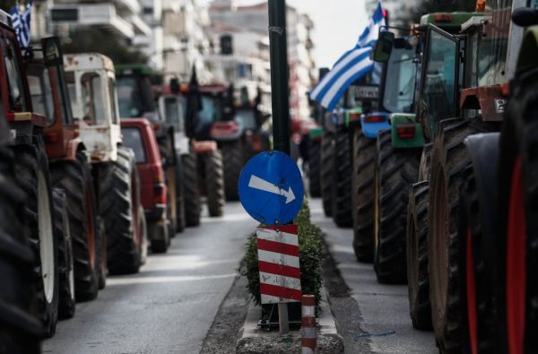 Για το ραντεβού με τον Μητσοτάκη ετοιμάζονται οι αγρότες – Αναμμένες οι μηχανές στα τρακτέρ για την Αθήνα