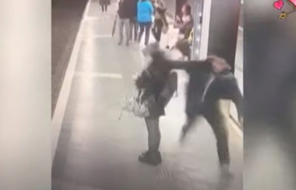 Ισπανία: Άντρας άρχισε να επιτίθεται σε γυναίκες σε σταθμό του μετρό – Δείτε το βίντεο