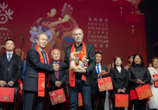 Ο Δήμαρχος Πειραιά Γιάννης Μώραλης στον εορτασμό της Κινεζικής Πρωτοχρονιάς στο Δημοτικό Θέατρο