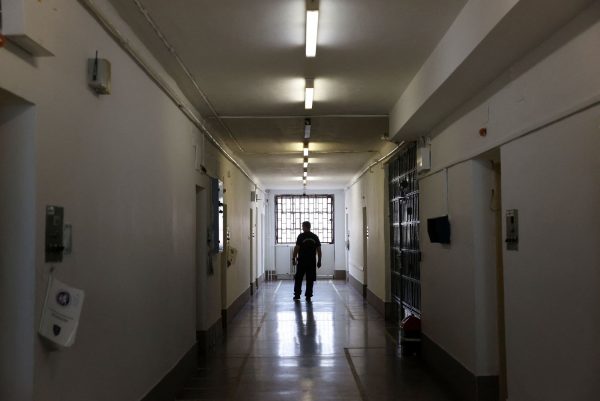 Ουγγαρία: Απάνθρωπες συνθήκες στις φυλακές του Ορμπάν – Κελιά «κλουβιά» γεμάτα ποντίκια και έντομα