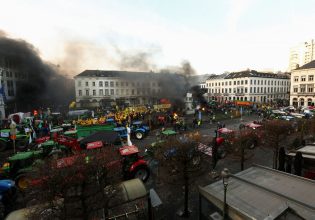 Βρυξέλλες: Μπλόκο με εκατοντάδες τρακτέρ γύρω από το σημείο όπου θα γίνει η Σύνοδος Κορυφής