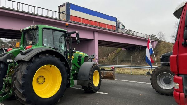 Bέλγιο: Οι αγρότες μπλοκάρουν κέντρα διανομής και σούπερ μάρκετ