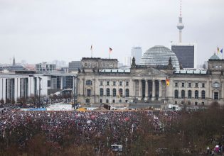 Γερμανία: «Γροθιά» κατά της ακροδεξιάς 120.000 διαδηλωτές στο Βερολίνο – Σε πτώση το AfD