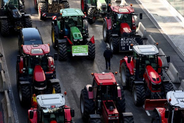 Αγρότες: Νέα διαδήλωση με τρακτέρ στις Βρυξέλλες ενώ συνεδριάζουν οι υπουργοί Γεωργίας της ΕΕ