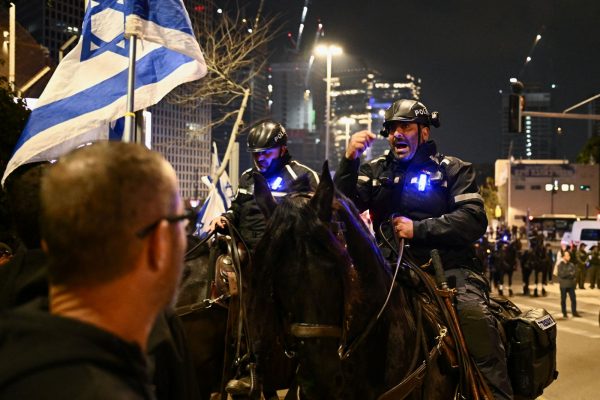 Ισραήλ: Χιλιάδες στους δρόμους κατά του Νετανιάχου – Αύρες και έφιππη αστυνομία στο Τελ Αβίβ