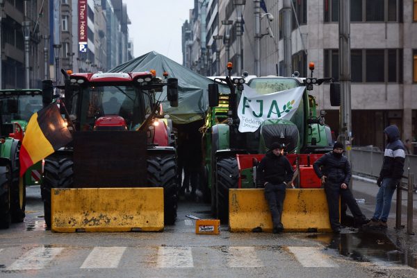 Τρακτέρ της οργής και στις Βρυξέλλες – συγκρούσεις με την αστυνομία