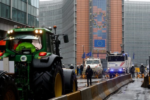 Αγρότες: Αποχώρησαν αλλά με σαφείς προειδοποιήσεις τα τρακτέρ από τις Βρυξέλλες