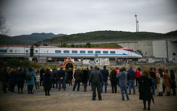 Ανείπωτος ο πόνος των συγγενών στο μνημόσυνο για τα θύματα των Τεμπών