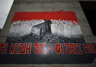 «Τα κέρδη τους ή οι ζωές μας» – Συγκλονίζει η τοιχογραφία μνήμης για τα θύματα των Τεμπών