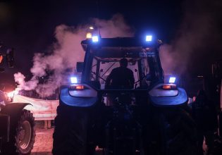 Αγρότες: Απέκλεισαν το κτίριο της Περιφέρειας Δυτικής Μακεδονίας και το Τελωνείου Καστοριάς