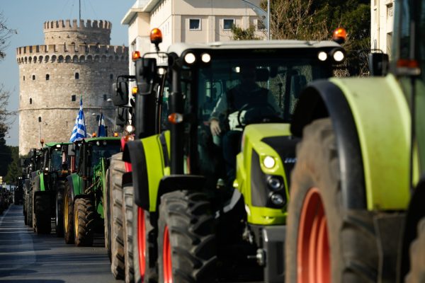 Με τα τρακτέρ «παρά πόδα» οι αγρότες κλιμακώνουν τον αγώνα – Ανυποχώρητοι παρά τα ψίχουλα Μητσοτάκη