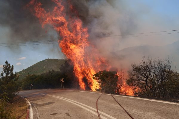 Μεγάλη φωτιά στα Διαβατά – Ακούγονται ισχυρές εκρήξεις