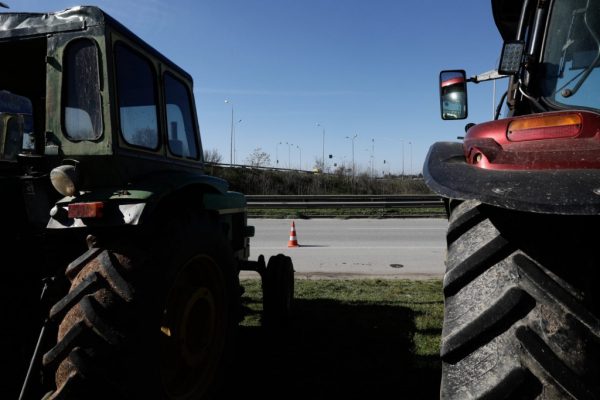 Επιμένουν οι αγρότες: Κλείνουν την εθνική οδό Θεσσαλονίκης – Μουδανιών