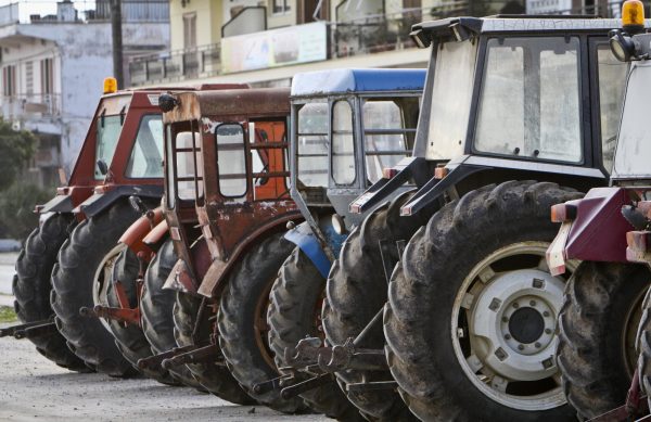 Στηρίζει τις διαμαρτυρίες των αγροτών η αντιπολίτευση – Ξορκίζει τα τρακτέρ στην Αθήνα η κυβέρνηση